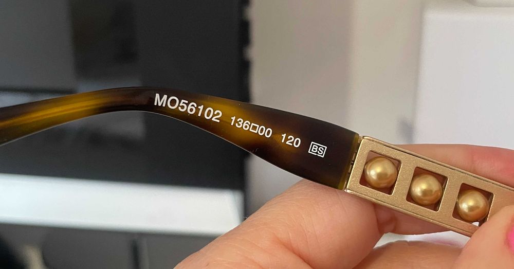 Moschino klasyczne urocze dziewczęce złote perełki nowoczesne rarytas