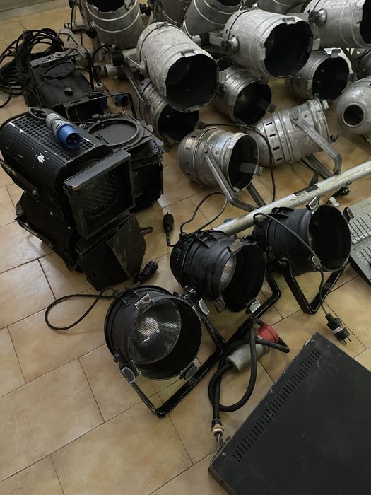 Lote iluminação profissional de palco +mesa+dimmers + de 20 progetores