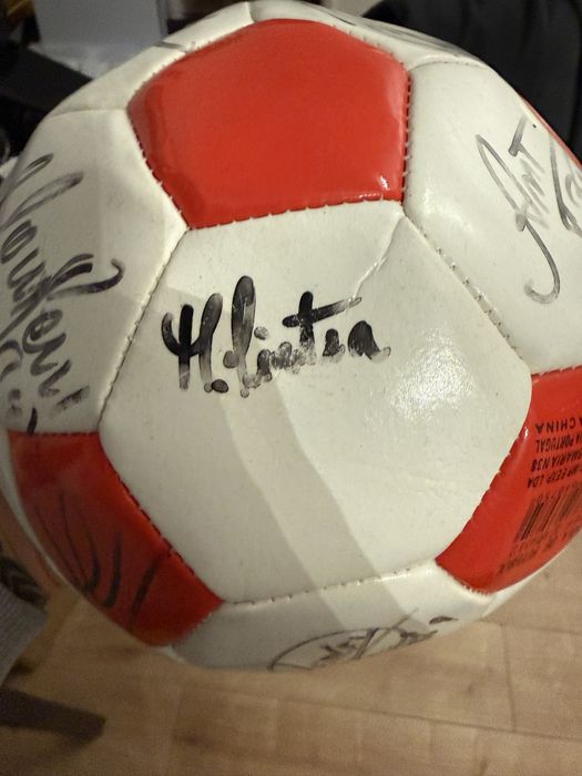 Bola SL Benfica autografada – era Jorge Jesus, Luisão, Gaitán e Salvio