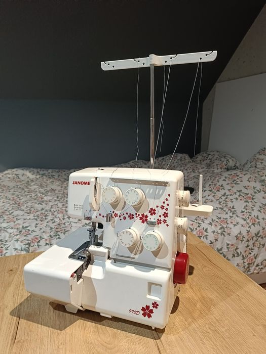 Maszyna do szycia owerlok Janome 990D