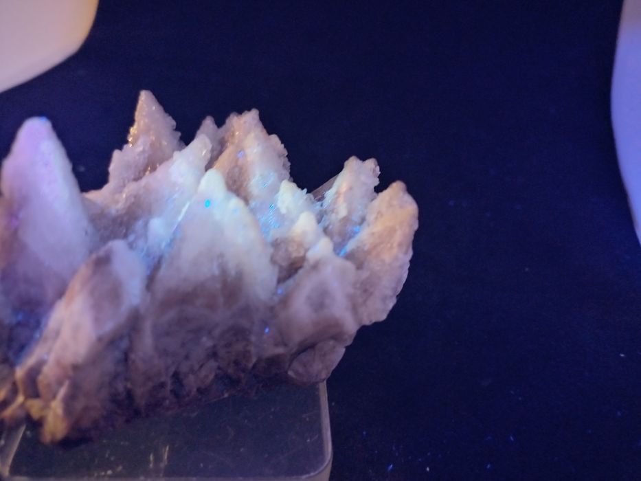 Pieknie wykształcony kalcyt pokryty kryształami selenitu. Meksyk