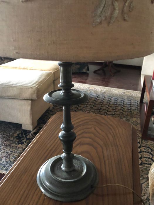 Candeeiro de mesa base metálica