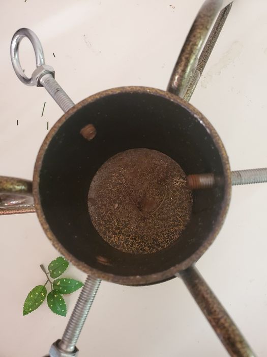 Stojak pod choinkę, metalowy, solodny.