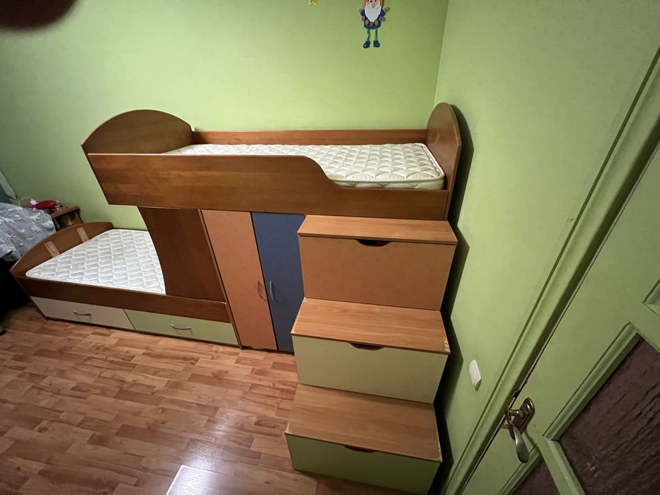 Двоярусне дитяче ліжко