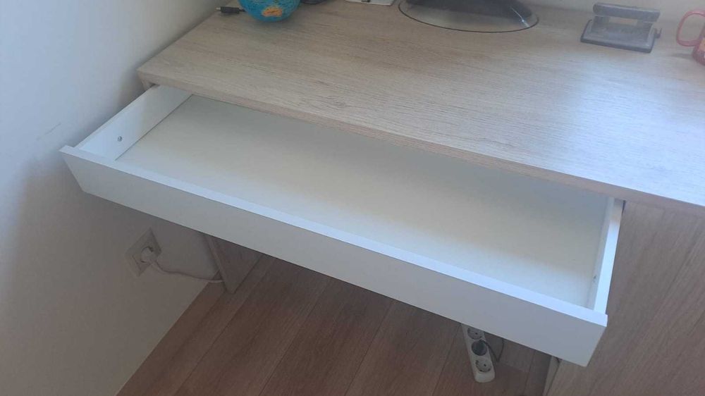 Secretária branca e castanha para quarto IKEA