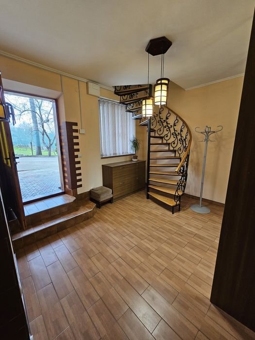 3-кімн квартира-особняк в центрі з видом на ліс