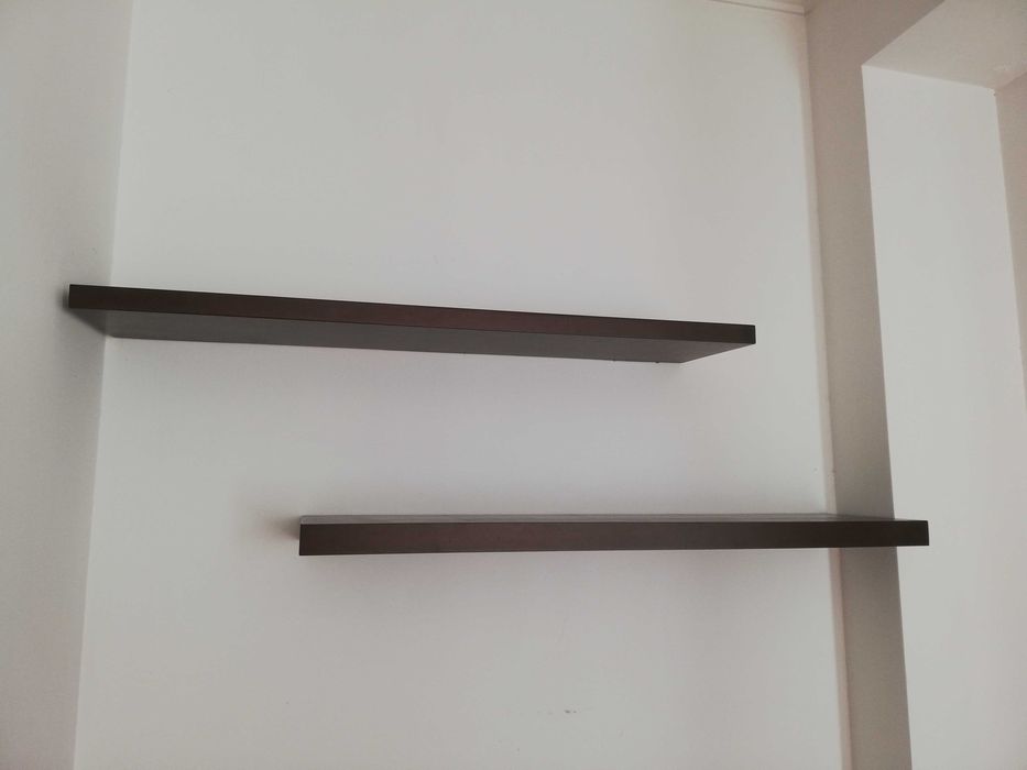 Prateleiras em madeira escura