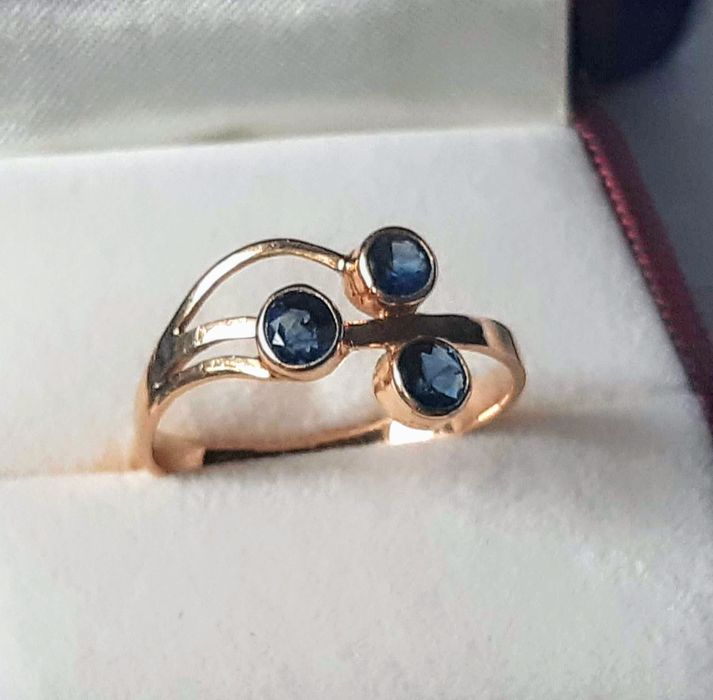 Zloty pierścionek Imago Artis z oczkiem w kolorze szafiru.PRL.