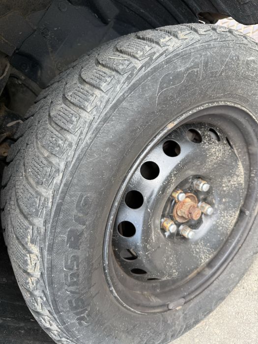 Продам компелкт зимней резины + диски 215/65/16 Lassa Iceways.