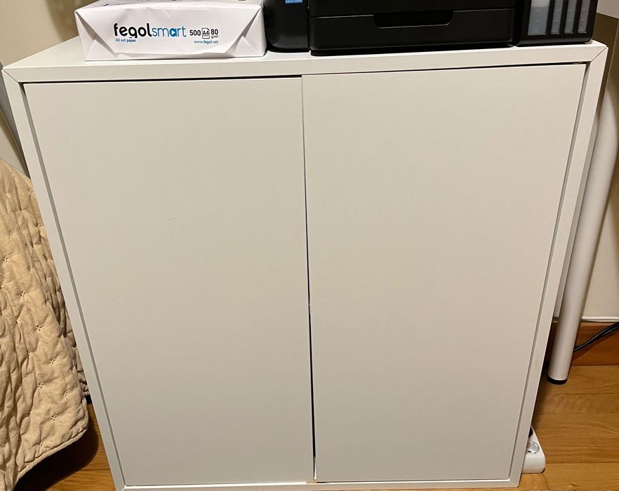 Armário com portas e uma prateleira