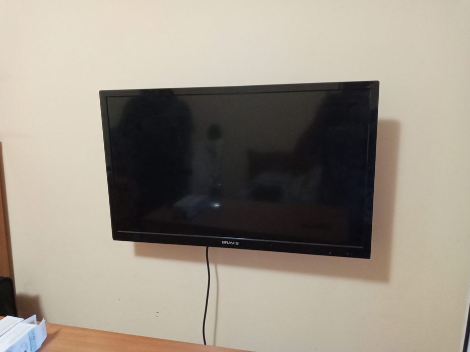 Телевизор Bravis 32" + крепление