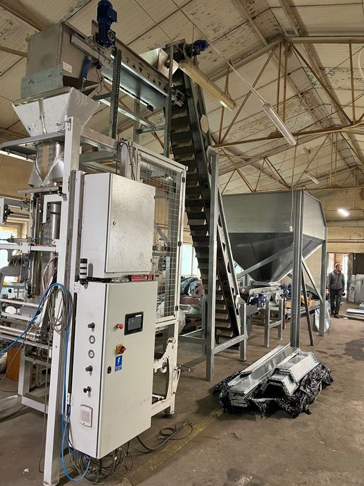 POLSKI pionowy automat pakujący do materiałów sypkich o wyd 6 op/ min