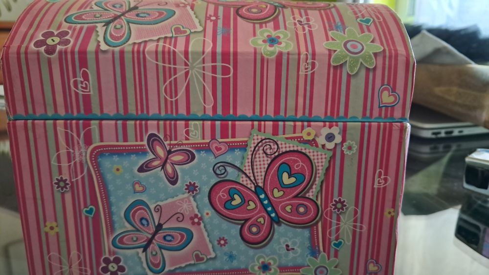 Caixinha guarda jóias em cartão