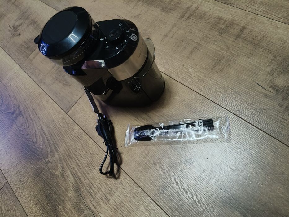 elektryczny młynek do kawy Wancle o modelu CBG-8002.