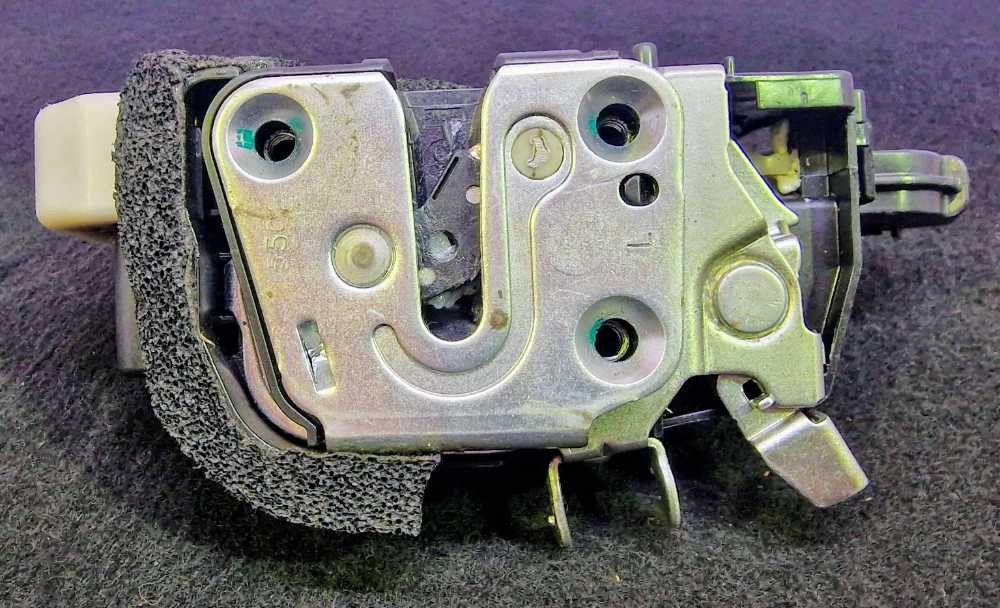 Fechadura / Fecho Porta Trás Esquerdo NISSAN MICRA IV (K13K, K13KK) ano 2010