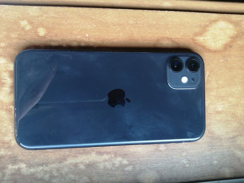 iPhone 11 usado (semi-novo) com capa preta