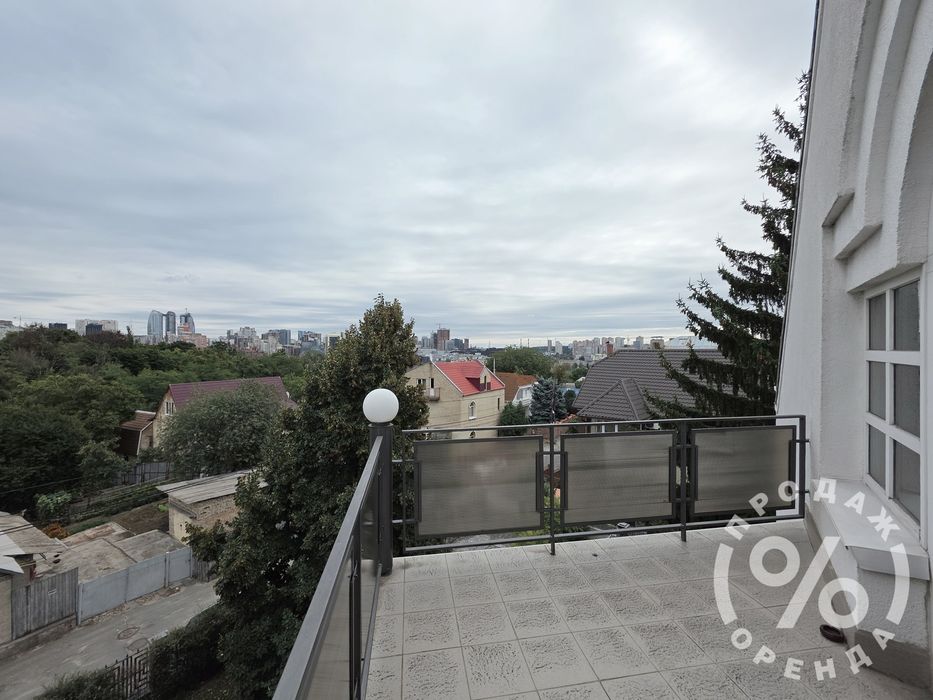 Стильний будинок у центрі з більярдною та камінною кімнатою