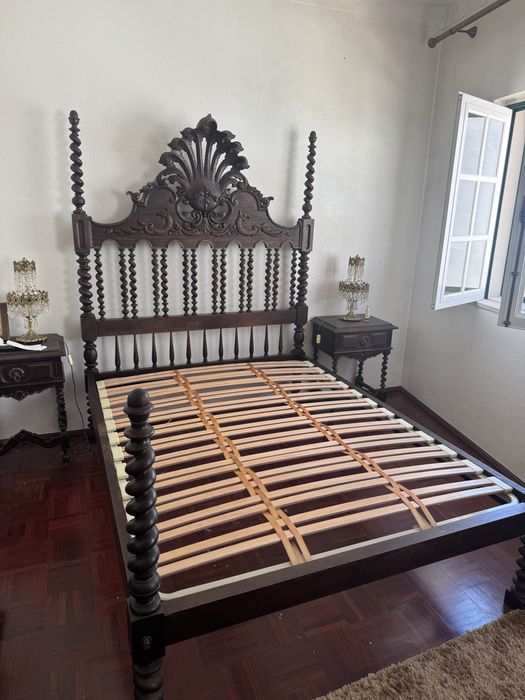 Cama antiga de madeira feita a mão
