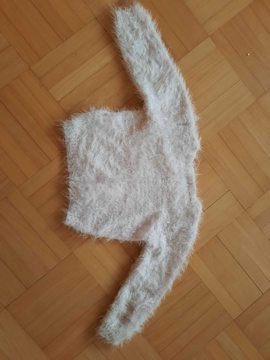 Ciepły sweterek dziewczęcy rozm. 104-110