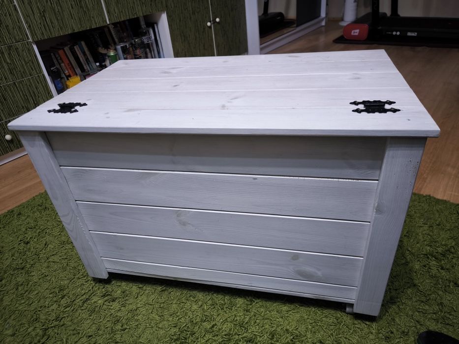 Pojemna skrzynia/stolik na kółkach do pokoju dziecięcego