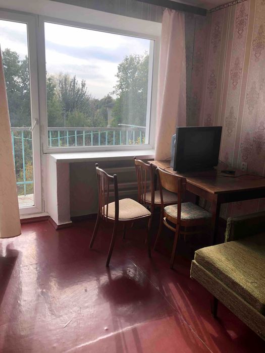 Продам 1 комн. квартиру в п. Эсхар, центр, 3/5. Газовая колонка.