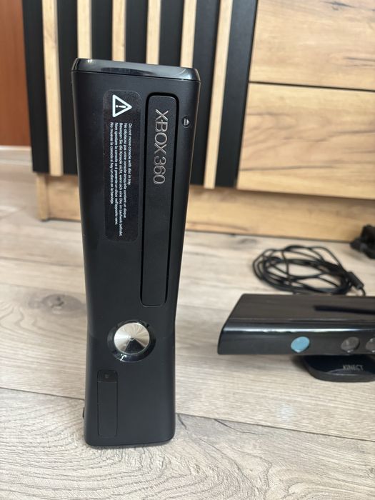 Xbox 360 + 2 pady + kinect
