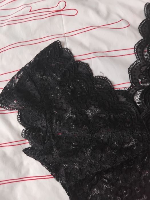 Koronkowa bluzka z dekoldem M 38