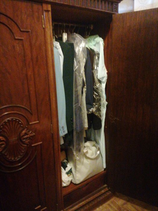 Roupeiro em madeira com 3 portas