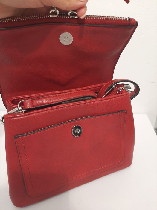 czerwona torebka na ramię