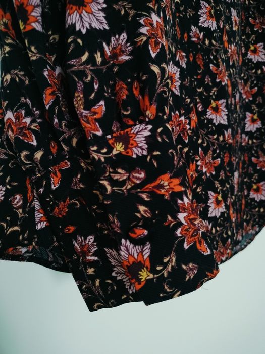 Blusa leve com padrão floral • M