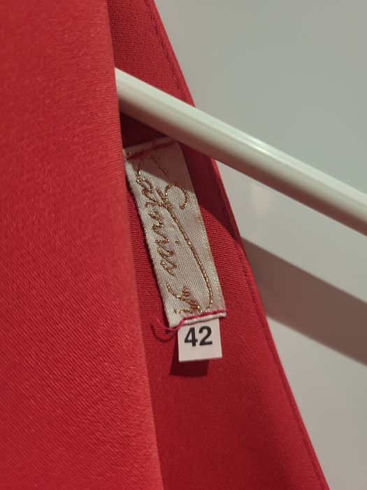 Elegancka Sukienka  w pięknym czerwonym kolorze.