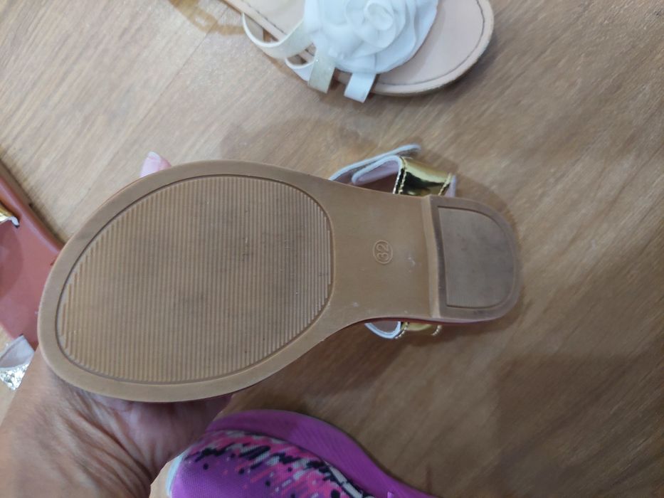 2 pares de sandalias
