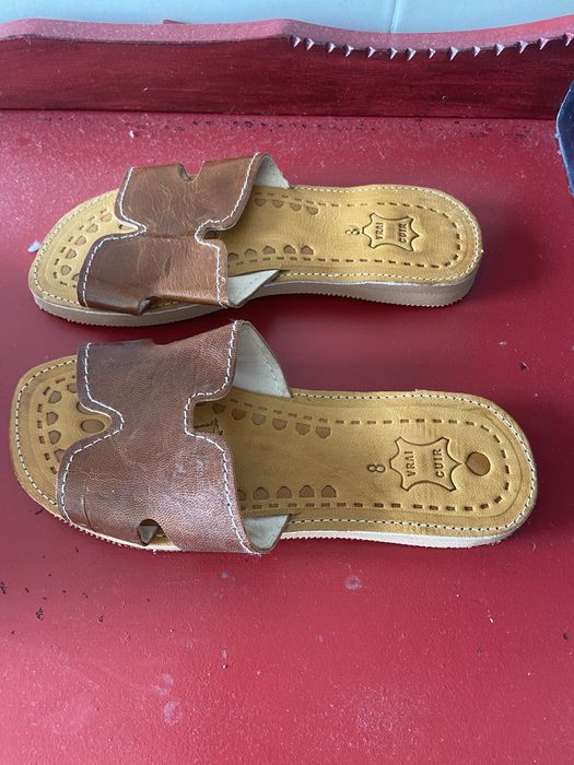 Chinelos em pele a estrear