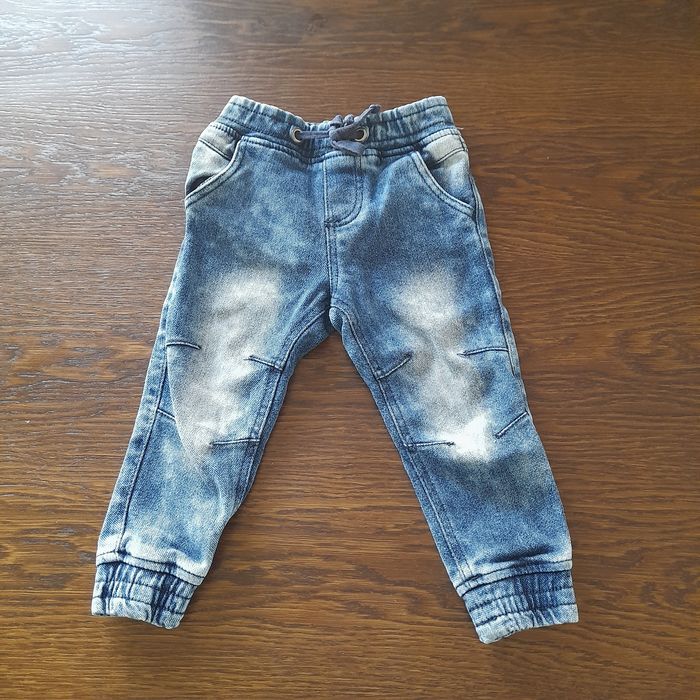 Paka/zestaw: 4 sztuki jeansów/ spodni (2 z szelkami) dla chłopca. Rozm