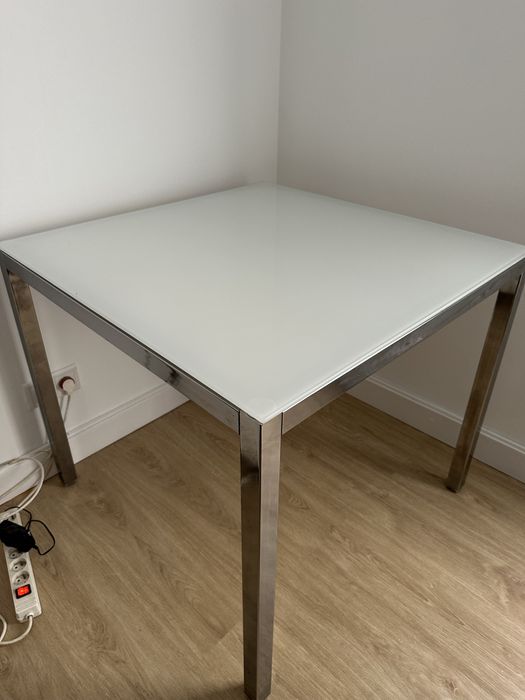 Mesa TORSBY do IKEA - tampo de vidro branco 85cmx85cm
