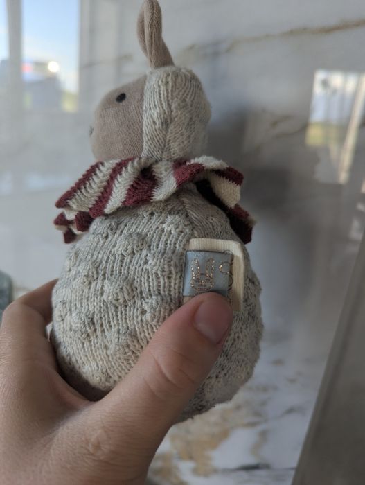 іграшка — в'язаний кролик-неваляйка від бренду OYOY