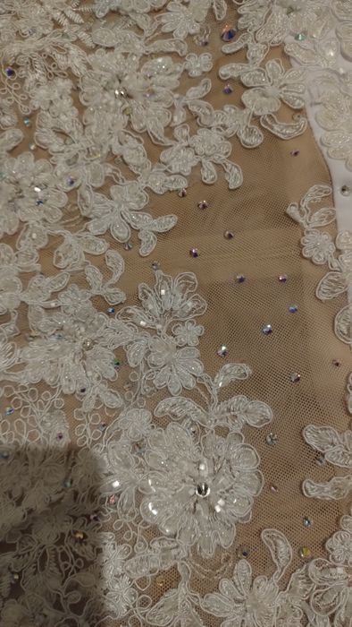 Suknia ślubna z cyrkoniami