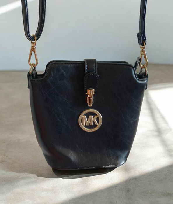 Markowa torebka kuferek Michael Kors czarna na ramię długi pasek