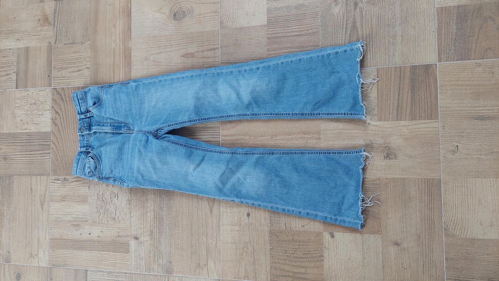 Szwedy, spodnie rozszerzane, jeansy, Stradivarius, 34