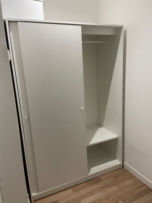 Roupeiro com portas deslizantes como novo