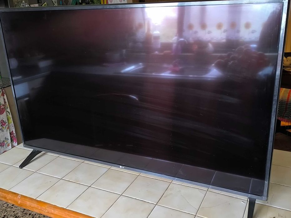 Smart TV LG 49 Polegadas (1 metro e 22 centímetros )