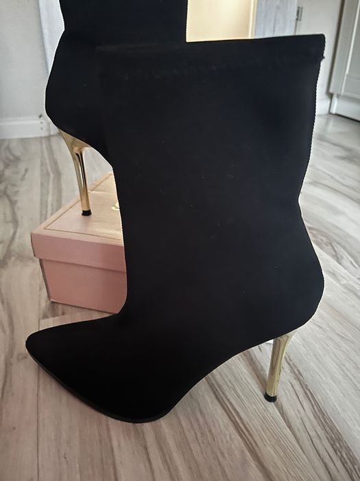 Czarne szpilki na metalowym obcasie