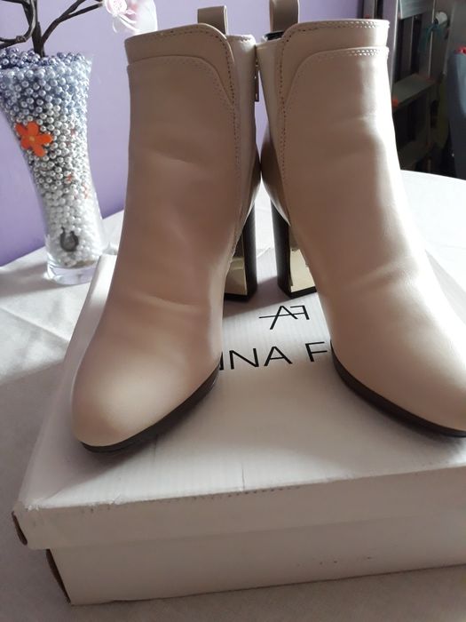 Botki beżowe na słupku.