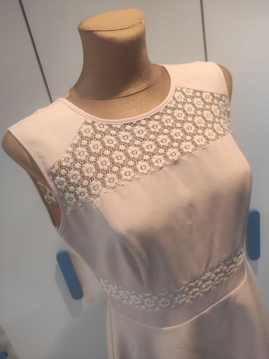 Elegancka sukienka z koronką