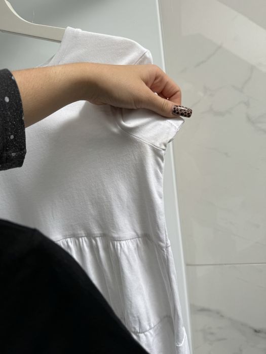 Biała koszulka z falbankami damska