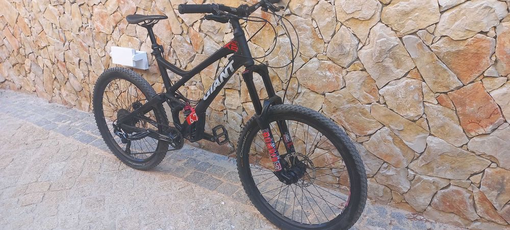 Bicicleta GIANT Reign X2 em bom estado de funcionamento, pronta para andar.