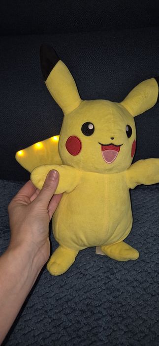 Duza maskotka swieCaca grajaca pokemon PIKATCHU 35CM
