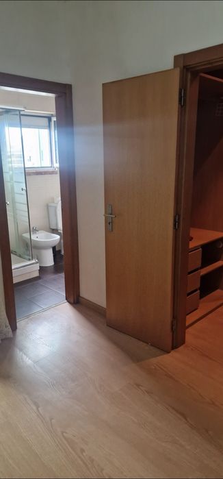 Alugo quarto compartilhado com suite na Amadora