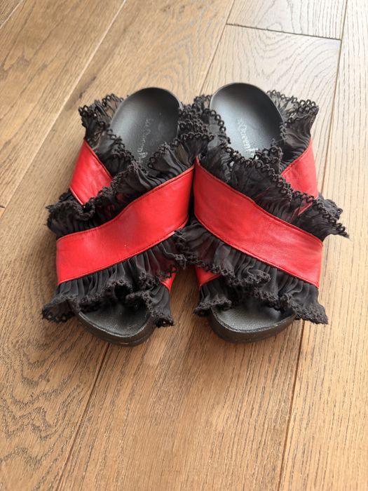 Czerwone buty z koronkową falbanką