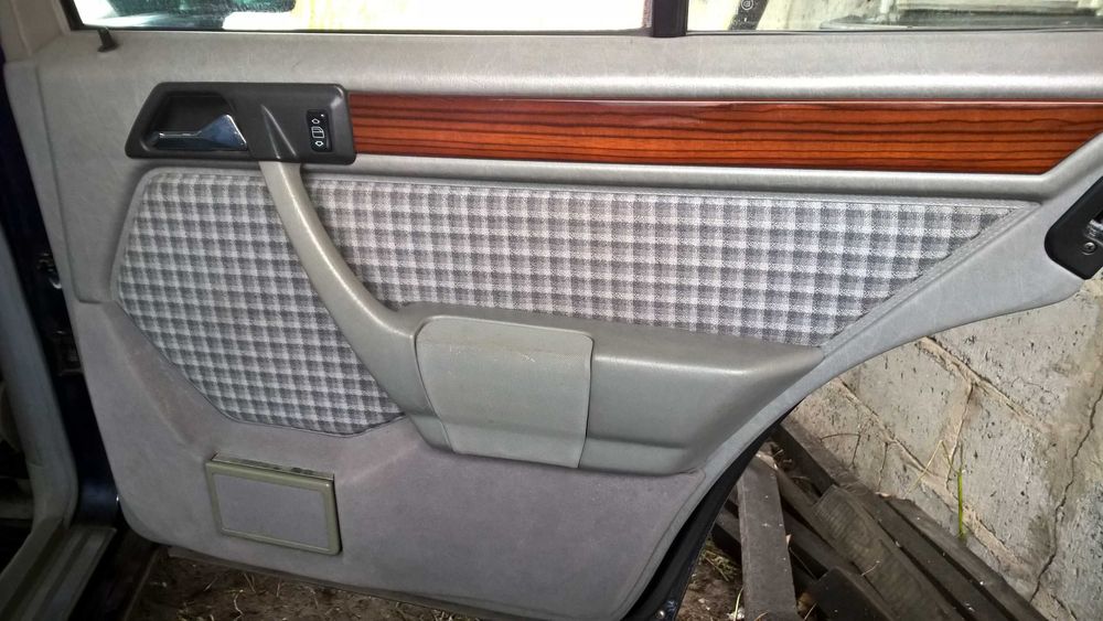 Fotel kierowcy pasażera podłokietnik boczki Mercedes w124 kod 378